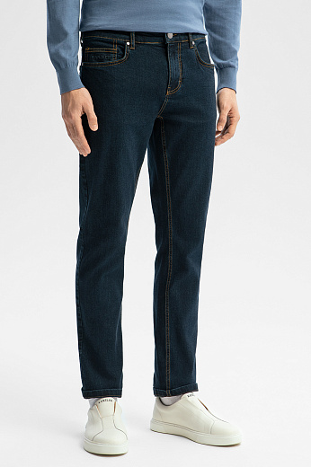 Синие джинсы прямого силуэта